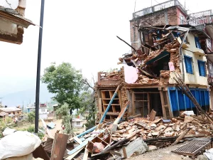 Rumah bertingkat runtuh dan puing kayu-bata di Chautara, Nepal, sesudah gempa 2015