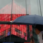 Papan indeks Nikkei di Bursa Tokyo saat Bank Jepang umumkan kenaikan suku bunga