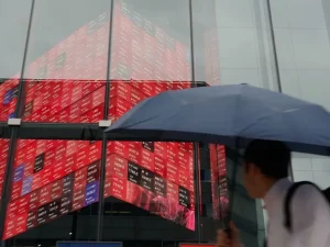 Papan indeks Nikkei di Bursa Tokyo saat Bank Jepang umumkan kenaikan suku bunga