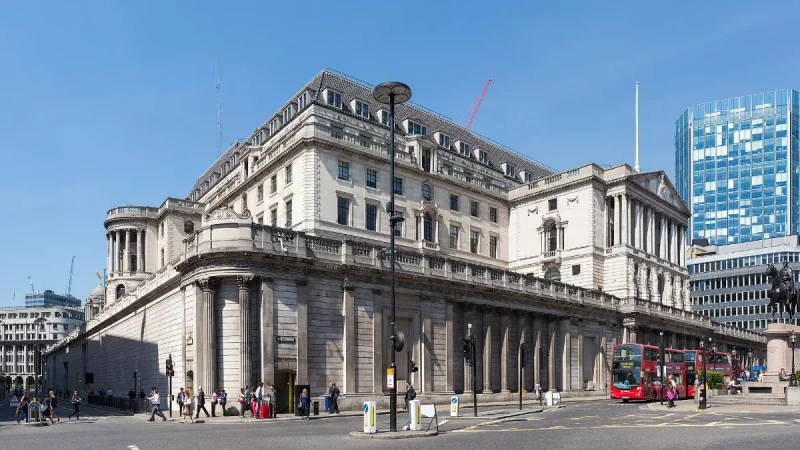 Fasad gedung Bank of England di pusat kota London