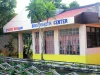 Gedung Barangay Health Center San Ramon berdinding kuning-oranye di Iriga City, Filipina