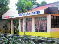 Gedung Barangay Health Center San Ramon berdinding kuning-oranye di Iriga City, Filipina