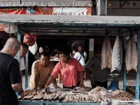 Lapak ikan di sebuah pasar tradisional di Singkawang