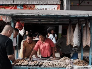 Lapak ikan di sebuah pasar tradisional di Singkawang