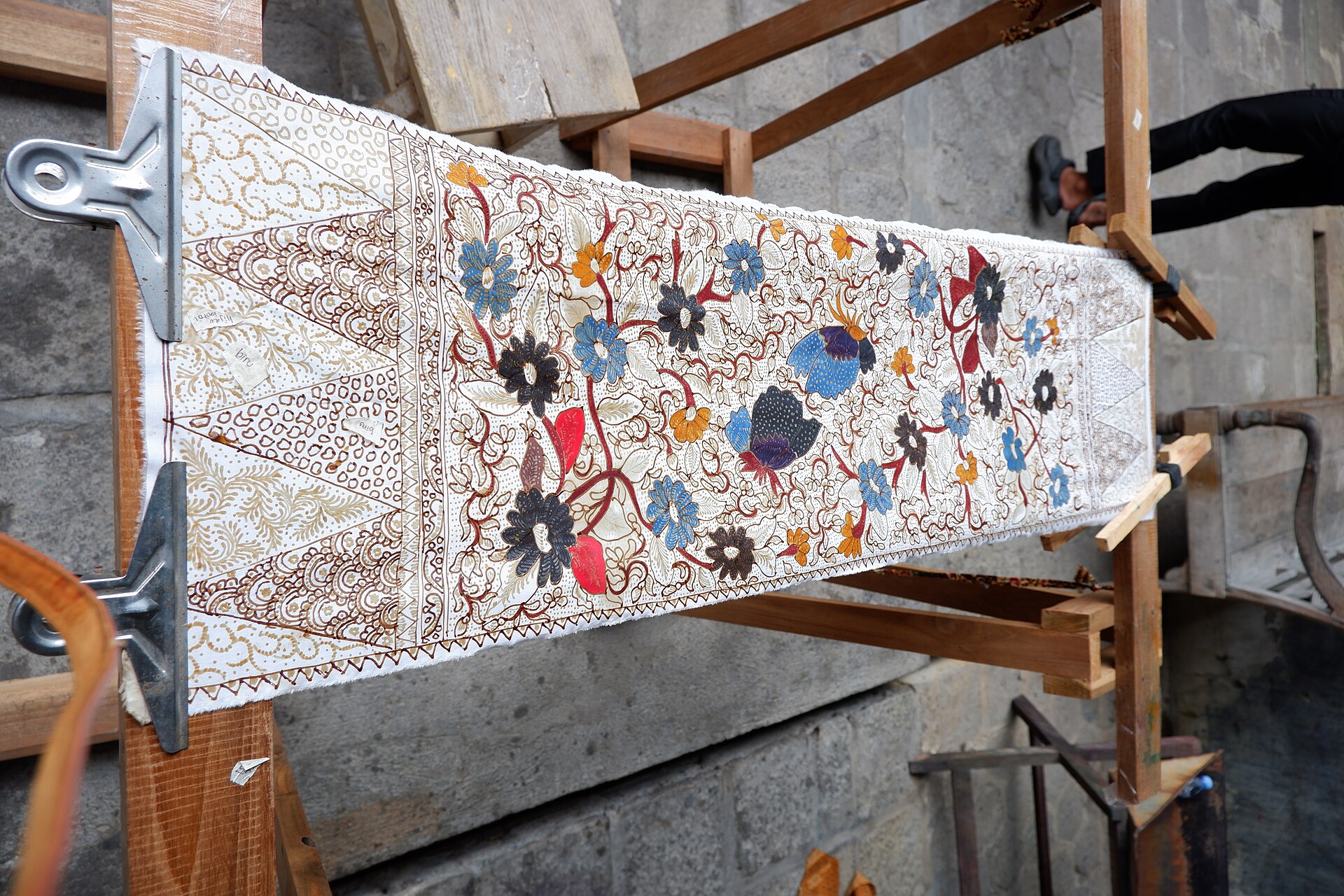 Tujuh Belas Titik di Batik Singo Mengkok 2 Ilustrasi kain batik dibentangkan pada rangka kayu sebelum masuk tahap pewarnaan.