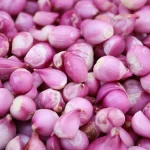 Bawang merah segar dalam keranjang anyaman