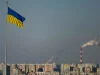 Bendera nasional Ukraina berkibar di atas kawasan pusat kota Kyiv
