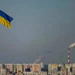 Bendera nasional Ukraina berkibar di atas kawasan pusat kota Kyiv