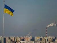 Bendera nasional Ukraina berkibar di atas kawasan pusat kota Kyiv