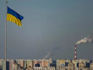 Bendera nasional Ukraina berkibar di atas kawasan pusat kota Kyiv