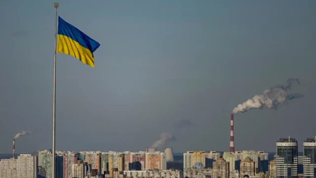 Bendera nasional Ukraina berkibar di atas kawasan pusat kota Kyiv