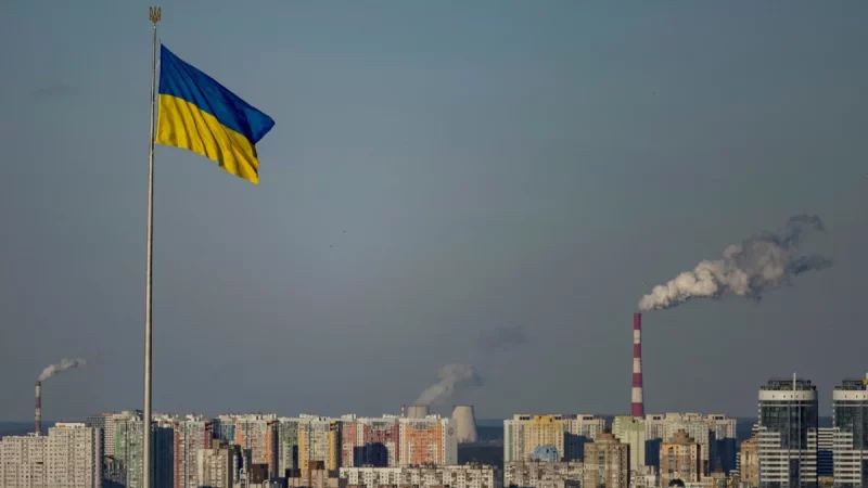 Bendera nasional Ukraina berkibar di atas kawasan pusat kota Kyiv