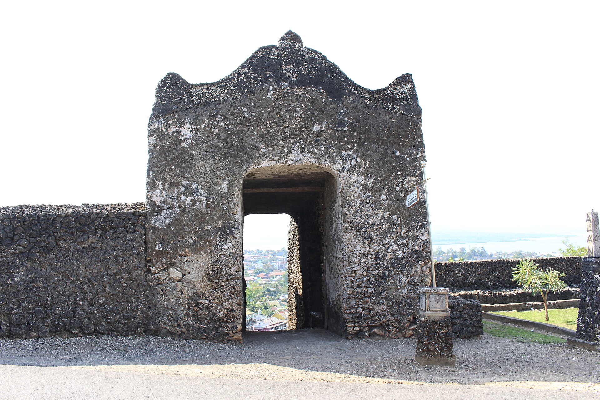 Gerbang Wandailolo, salah satu pintu Benteng Keraton Buton, dilihat dari dalam benteng.