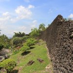 Tembok batu karang Benteng Keraton Buton dilihat dari sisi luar di Baubau, Sulawesi Tenggara.