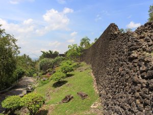 Tembok batu karang Benteng Keraton Buton dilihat dari sisi luar di Baubau, Sulawesi Tenggara.