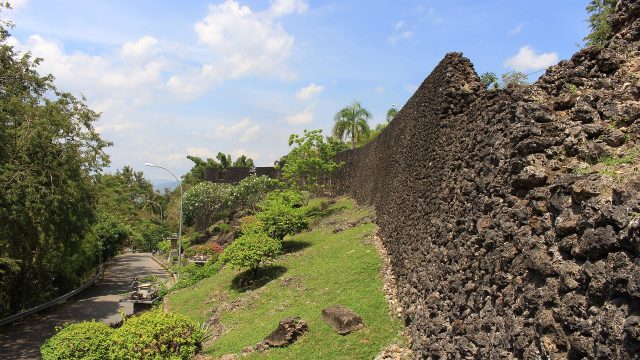 Tembok batu karang Benteng Keraton Buton dilihat dari sisi luar di Baubau, Sulawesi Tenggara.
