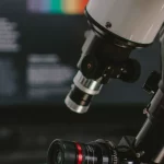 Ilustrasi perangkat optik berkamera di sebuah laboratorium