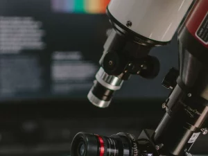 Ilustrasi perangkat optik berkamera di sebuah laboratorium