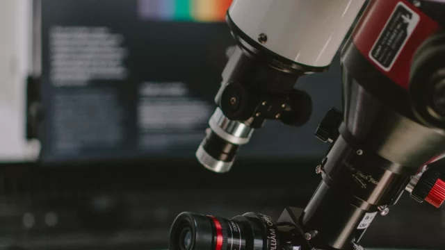 Ilustrasi perangkat optik berkamera di sebuah laboratorium