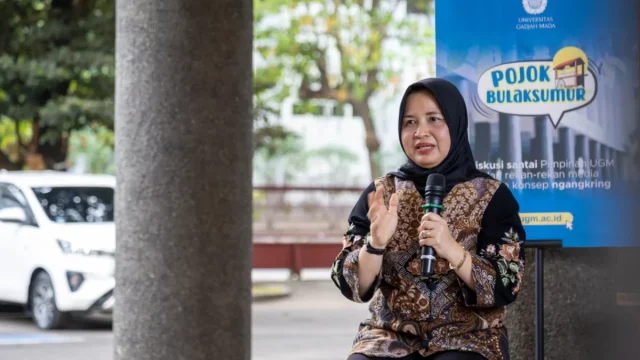 Pakar kebijakan publik UGM Bevaola Kusumasari berbicara dalam diskusi di Pojok Bulaksumur