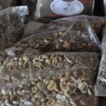 Biji kopi kering dikemas dalam kantong plastik sebelum dijual