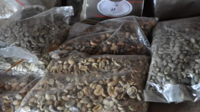Biji kopi kering dikemas dalam kantong plastik sebelum dijual