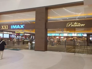 Pengunjung berjalan di depan lobi bioskop di pusat perbelanjaan Living World Kota Wisata, Bogor.