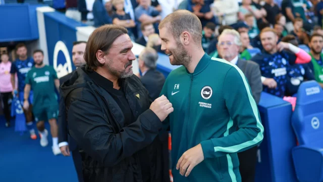 Fabian Hurzeler bertukar sapa dengan Daniel Farke sebelum kickoff