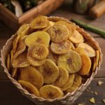 Ilustrasi keripik pisang dalam bakul anyaman.