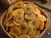 Ilustrasi keripik pisang dalam bakul anyaman.