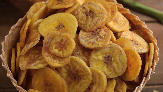Ilustrasi keripik pisang dalam bakul anyaman.
