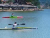Dua atlet dayung mengayuh perahu kayak di perairan tenang