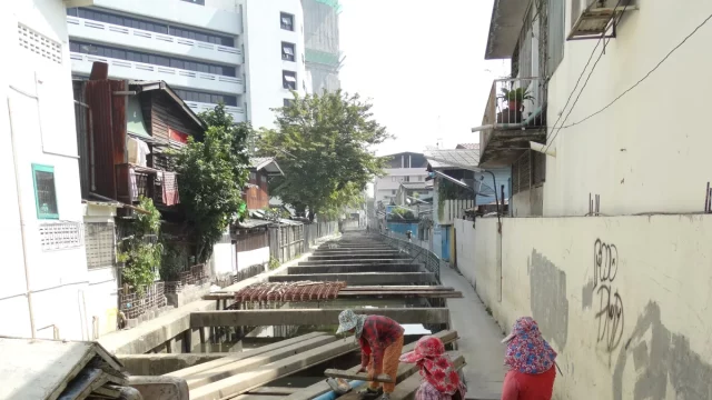 Buruh konstruksi perempuan di proyek pembangunan, Bangkok, Thailand