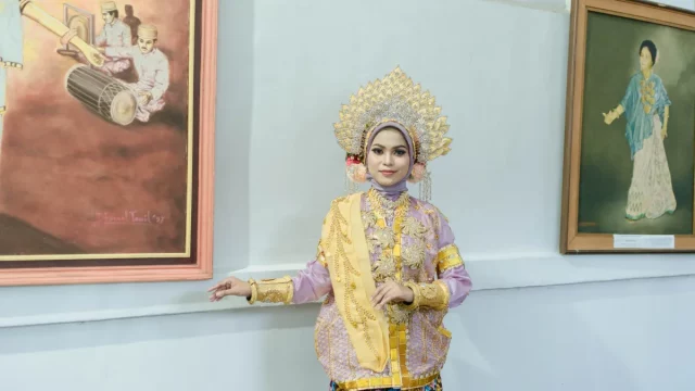 Busana pengantin adat Makassar, Sulawesi Selatan, Indonesia