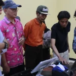 Tim pengabdian ITS mendemonstrasikan sistem CerdasERP Koperasi kepada pengurus koperasi kelurahan di Surabaya