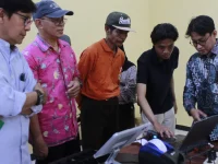 Tim pengabdian ITS mendemonstrasikan sistem CerdasERP Koperasi kepada pengurus koperasi kelurahan di Surabaya