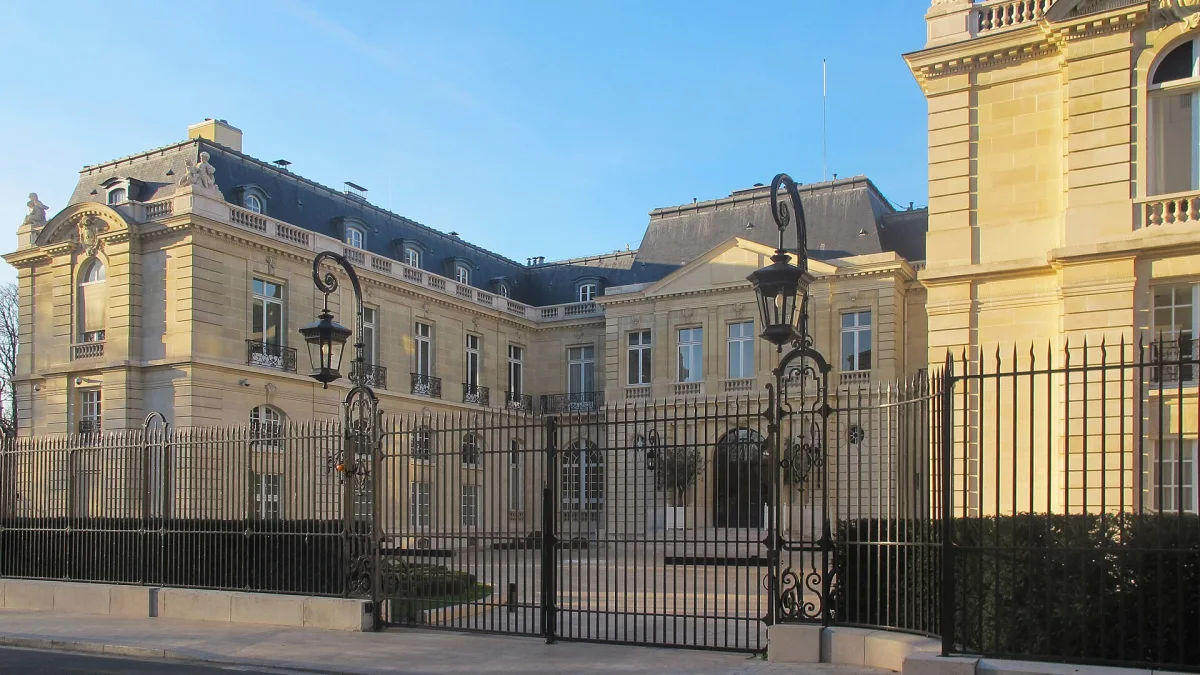 Fasad Château de la Muette, kantor pusat OECD, di balik pagar besi di Paris