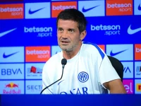 Pelatih Inter Cristian Chivu dalam konferensi pers menjelang laga melawan Napoli