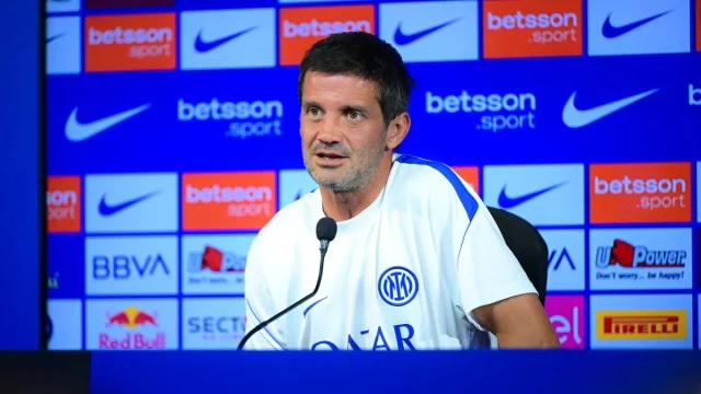Pelatih Inter Cristian Chivu dalam konferensi pers menjelang laga melawan Napoli