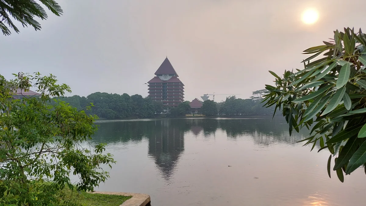 Danau Kenanga dengan latar Gedung Rektorat di kampus Universitas Indonesia, Depok