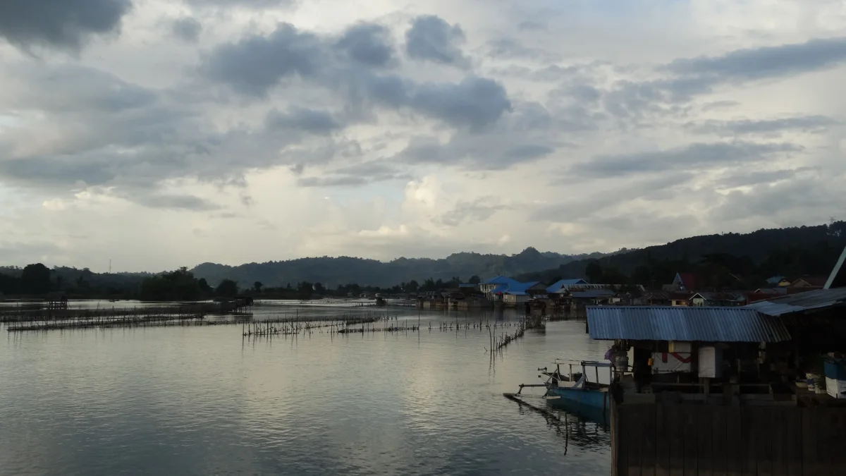 Danau Poso di Tentena dengan keramba dan rumah warga di tepi air