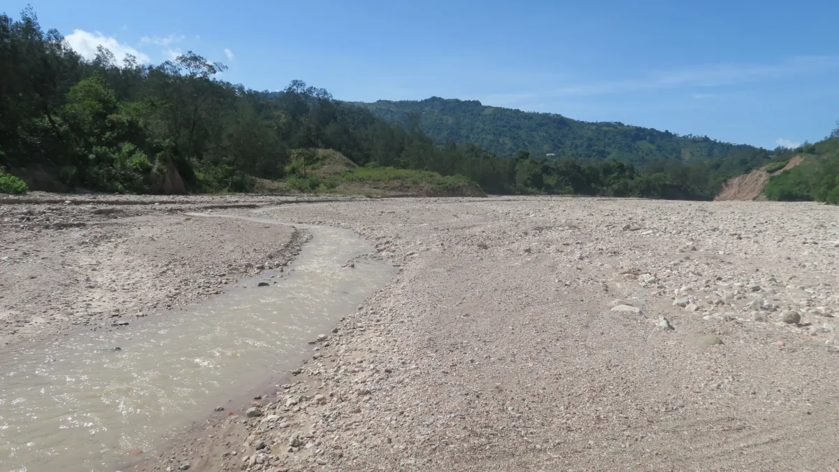 Dasar sungai berbatu yang sebagian besar kering di bawah Boti, Timor Tengah Selatan