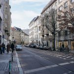 Ilustrasi ruas jalan kota di Berlin, Jerman, dengan deretan bangunan lama.