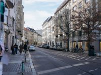 Ilustrasi ruas jalan kota di Berlin, Jerman, dengan deretan bangunan lama.