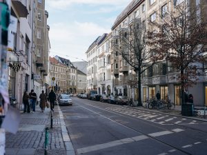 Ilustrasi ruas jalan kota di Berlin, Jerman, dengan deretan bangunan lama.
