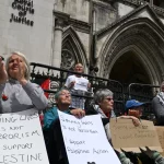 Massa mengikuti demonstrasi menentang pelarangan Palestine Action di London
