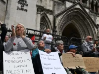 Massa mengikuti demonstrasi menentang pelarangan Palestine Action di London