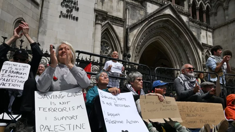Massa mengikuti demonstrasi menentang pelarangan Palestine Action di London
