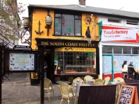 Deretan kedai makanan bawa pulang di High Street, Littlehampton, Inggris