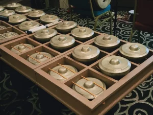 Deretan talempong dalam rak kayu beserta pemukulnya tanpa pemain